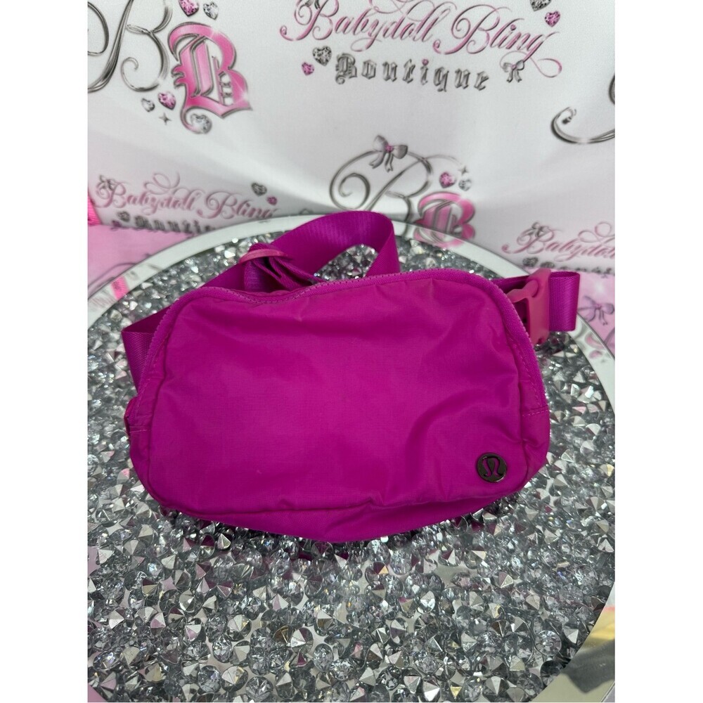 lululemon athletica bag Fanny pack bun bag Everyday Crossbody Bag in Bright Pink